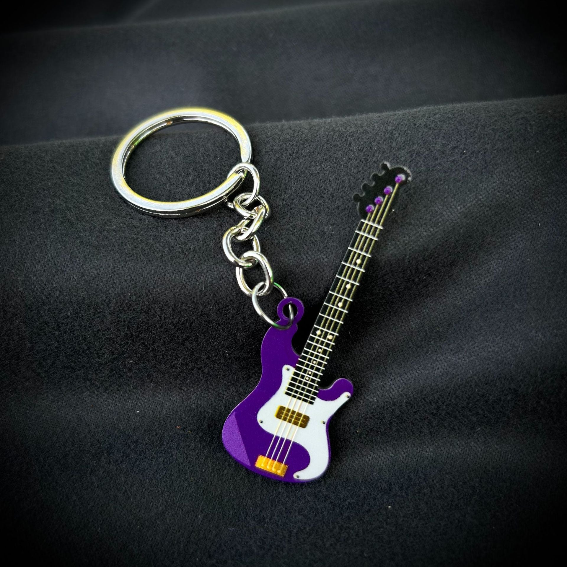 Llavero de guitarra en estampado de color de acero inoxidable al por mayor